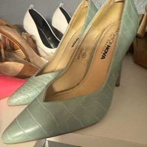 Size 7 Fashion Nova Teal heels